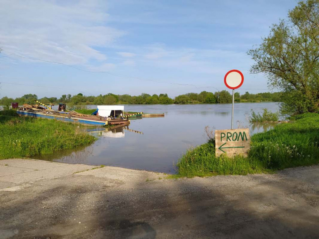 Przekroczony stan ostrzegawczy na Wiśle, prom nieczynny [zdjęcia]