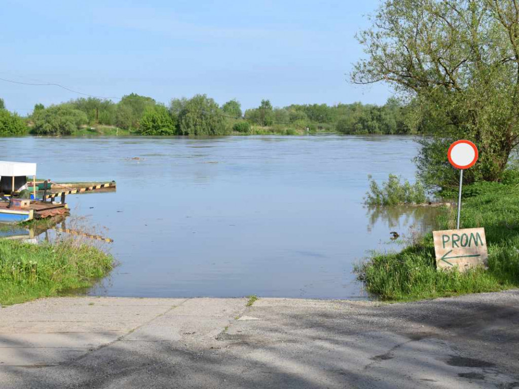 Przekroczony stan ostrzegawczy na Wiśle, prom nieczynny [zdjęcia]