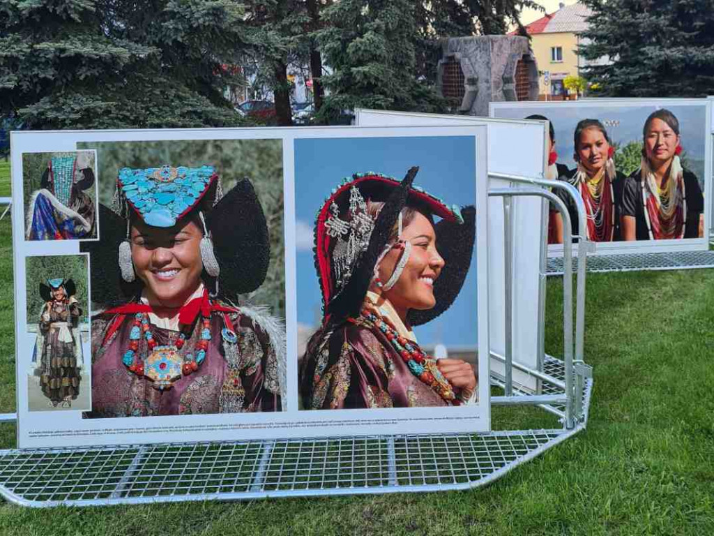 Wystawa fotografii słynnej podróżniczki Elżbiety Dzikowskiej na Rynku w Staszowie [zdjęcia]