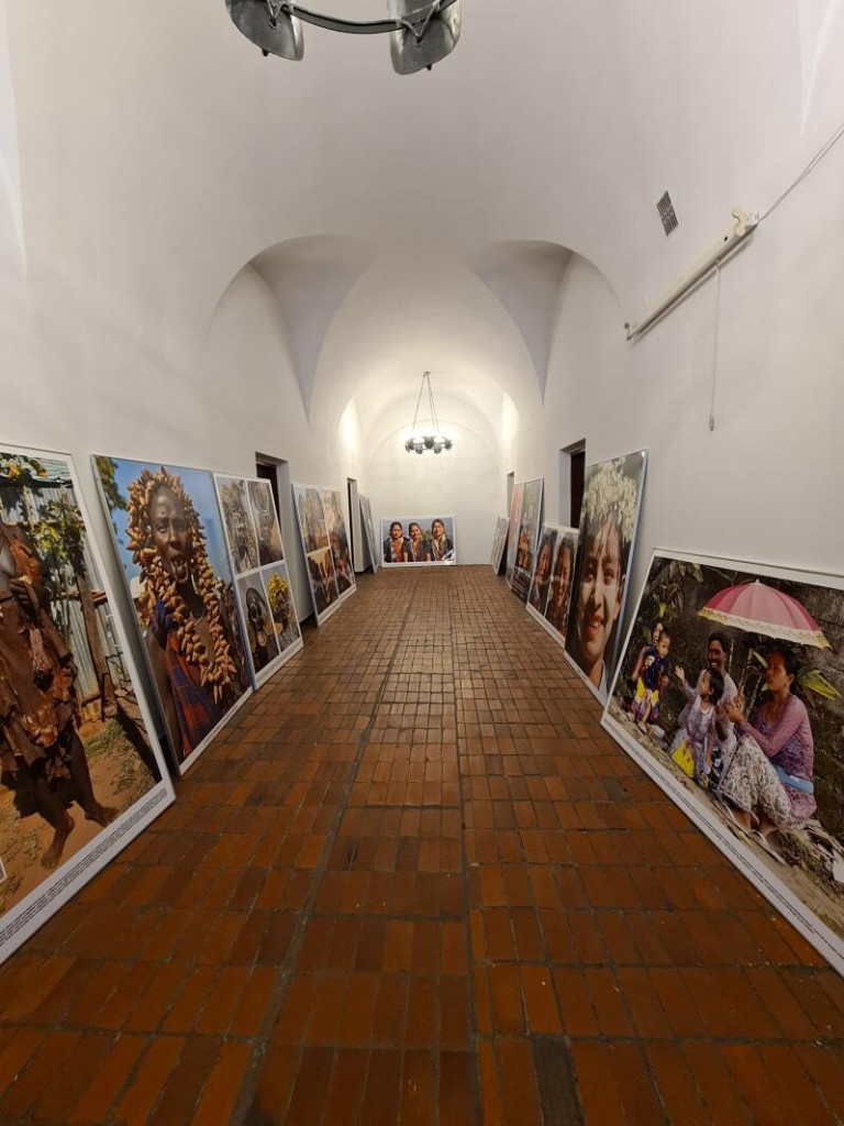 Wystawa fotografii słynnej podróżniczki Elżbiety Dzikowskiej na Rynku w Staszowie [zdjęcia]