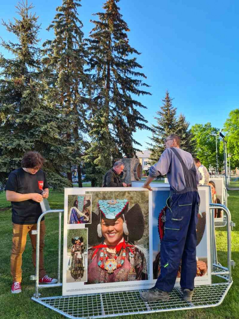 Wystawa fotografii słynnej podróżniczki Elżbiety Dzikowskiej na Rynku w Staszowie [zdjęcia]