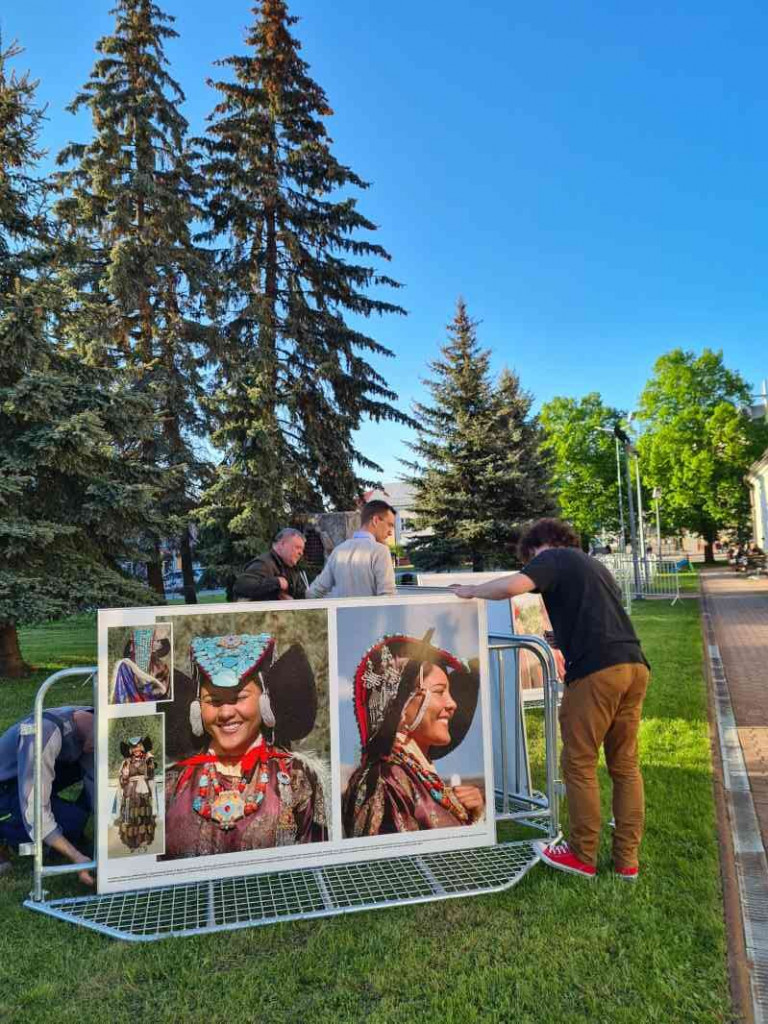 Wystawa fotografii słynnej podróżniczki Elżbiety Dzikowskiej na Rynku w Staszowie [zdjęcia]