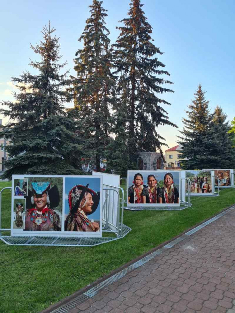 Wystawa fotografii słynnej podróżniczki Elżbiety Dzikowskiej na Rynku w Staszowie [zdjęcia]