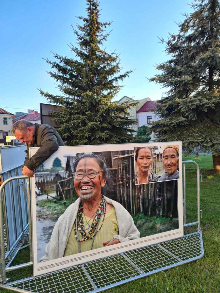 Wystawa fotografii słynnej podróżniczki Elżbiety Dzikowskiej na Rynku w Staszowie [zdjęcia]