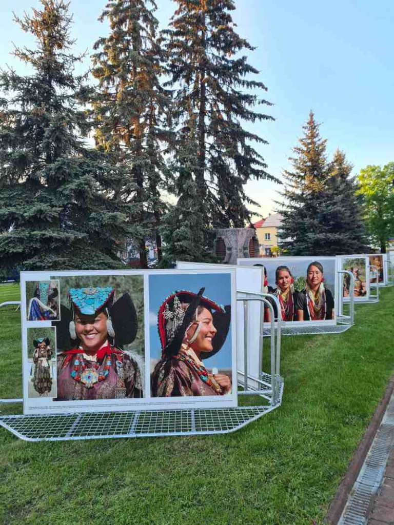 Wystawa fotografii słynnej podróżniczki Elżbiety Dzikowskiej na Rynku w Staszowie [zdjęcia]