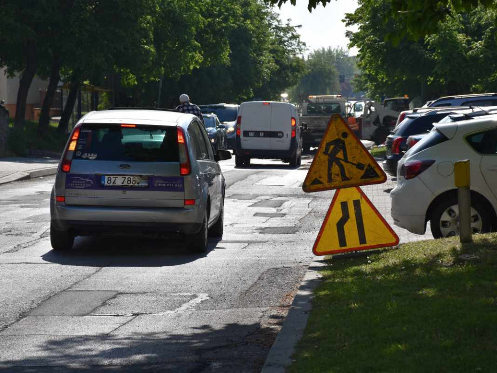 Trwa łatanie dziurawych dróg w Tarnobrzegu [zdjęcia]
