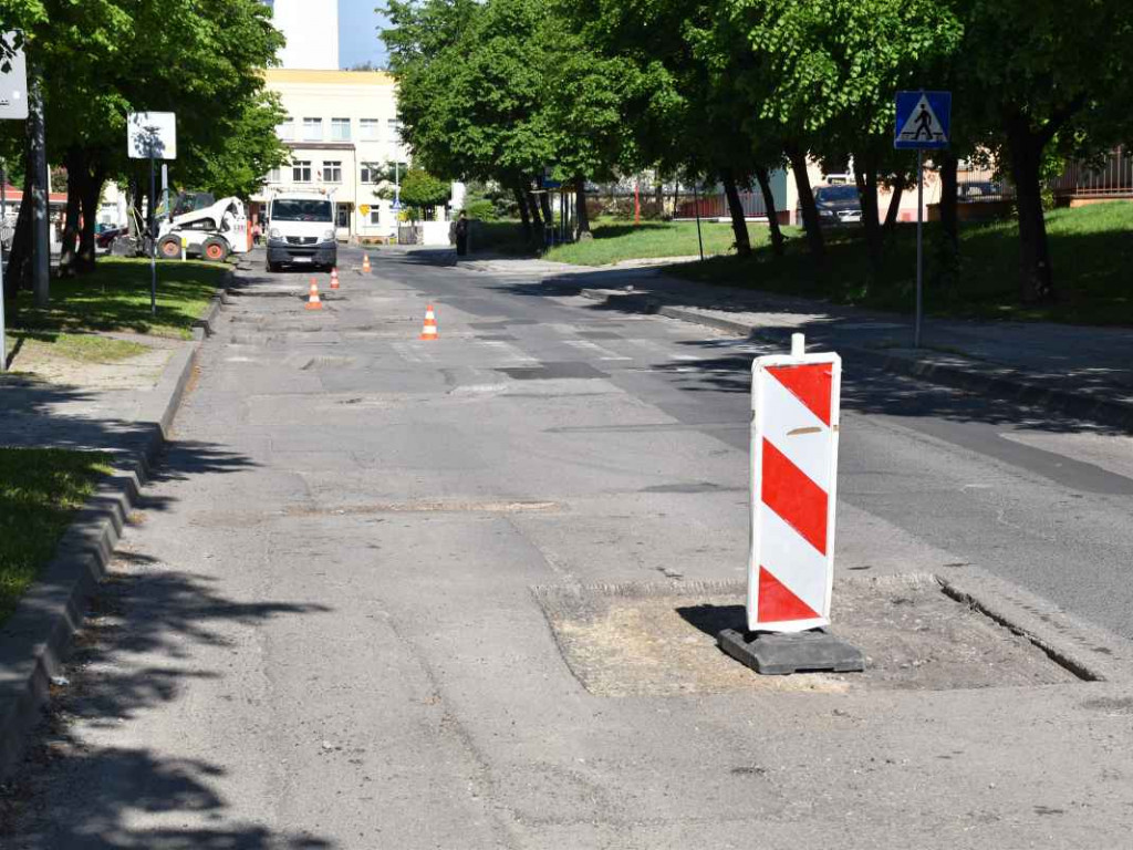 Trwa łatanie dziurawych dróg w Tarnobrzegu [zdjęcia]