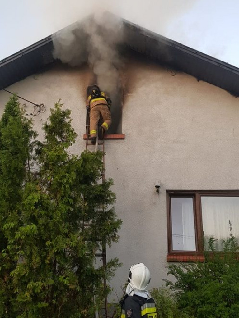 Przez 4 godziny walczyli z pożarem domu w gminie Połaniec