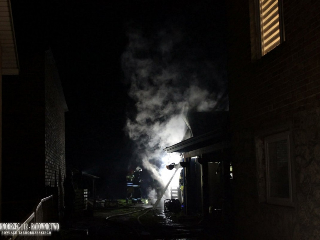 Nocny pożar w Tarnobrzegu-Sobowie. 5 zastępów straży pożarnej w akcji [zdjęcia]