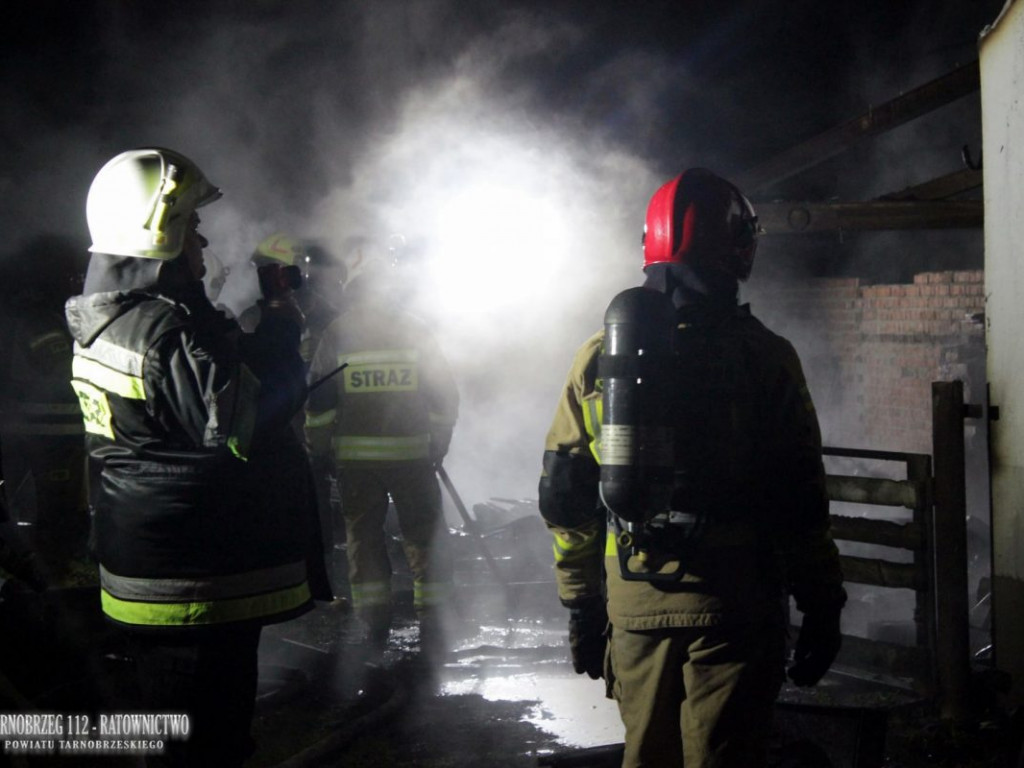 Nocny pożar w Tarnobrzegu-Sobowie. 5 zastępów straży pożarnej w akcji [zdjęcia]