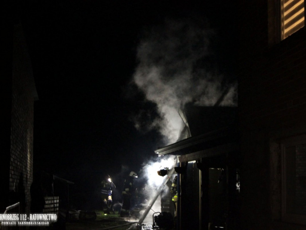 Nocny pożar w Tarnobrzegu-Sobowie. 5 zastępów straży pożarnej w akcji [zdjęcia]