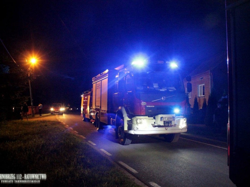 Nocny pożar w Tarnobrzegu-Sobowie. 5 zastępów straży pożarnej w akcji [zdjęcia]