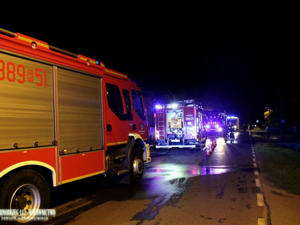Nocny pożar w Tarnobrzegu-Sobowie. 5 zastępów straży pożarnej w akcji [zdjęcia]
