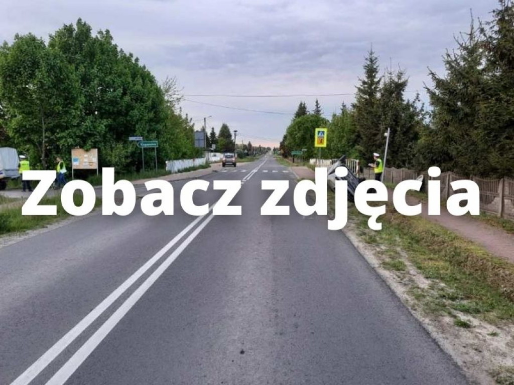 Groźne dachowanie osobówki pod Staszowem, 2-letnie dziecko w szpitalu [zdjęcia]