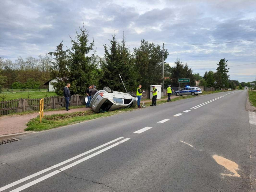 Groźne dachowanie osobówki pod Staszowem, 2-letnie dziecko w szpitalu [zdjęcia]