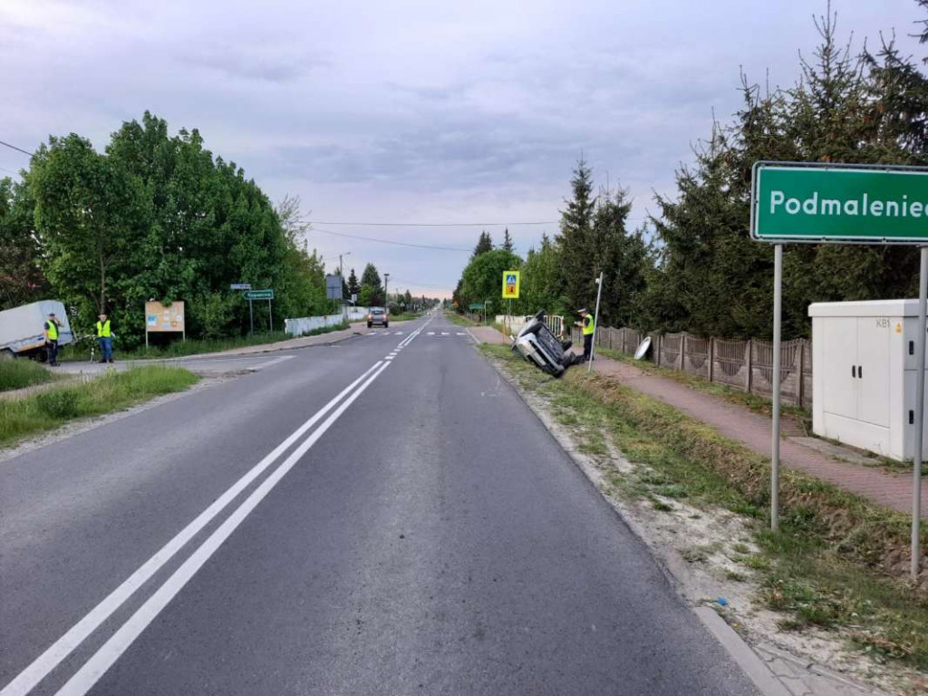 Groźne dachowanie osobówki pod Staszowem, 2-letnie dziecko w szpitalu [zdjęcia]