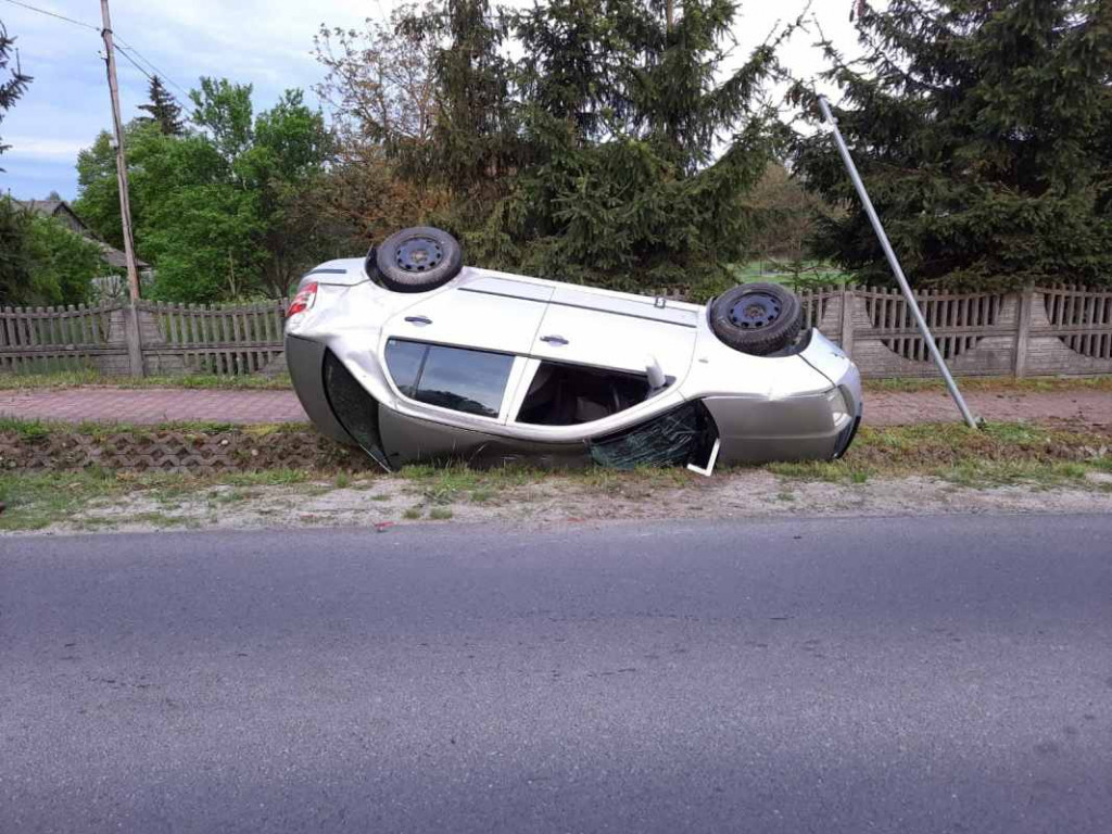 Groźne dachowanie osobówki pod Staszowem, 2-letnie dziecko w szpitalu [zdjęcia]