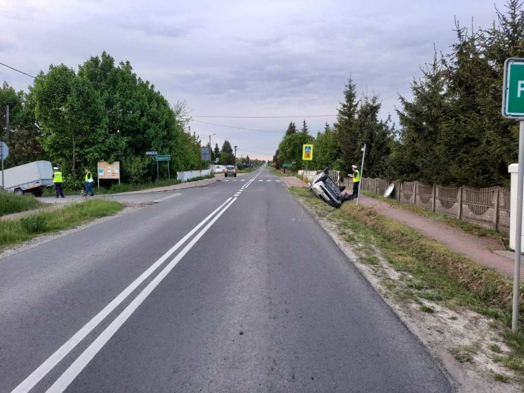 Groźne dachowanie osobówki pod Staszowem, 2-letnie dziecko w szpitalu [zdjęcia]