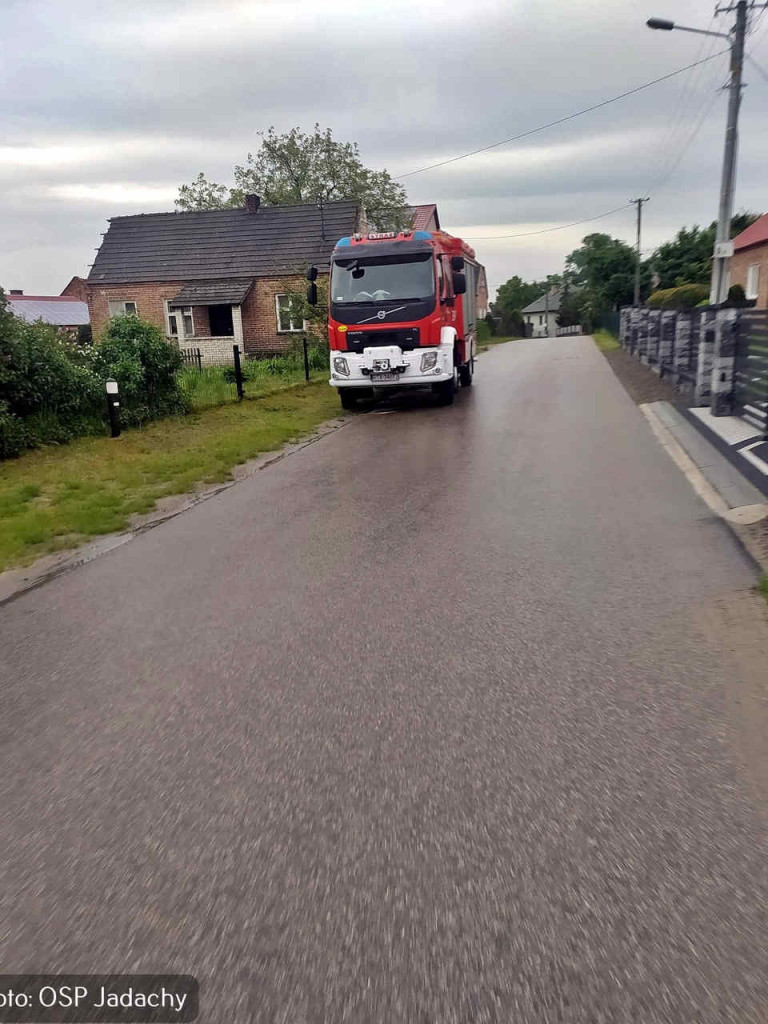 Strażacy z Jadachów w gminie Nowa Dęba pomogli bocianiej rodzinie [zdjęcia]