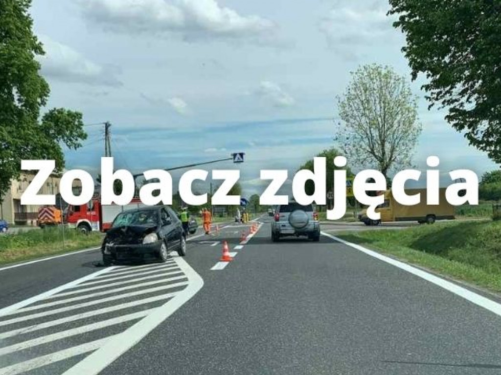 Zderzenie dwóch aut na DK nr 9 we Włostowie. Droga częściowo zablokowana [zdjęcia]