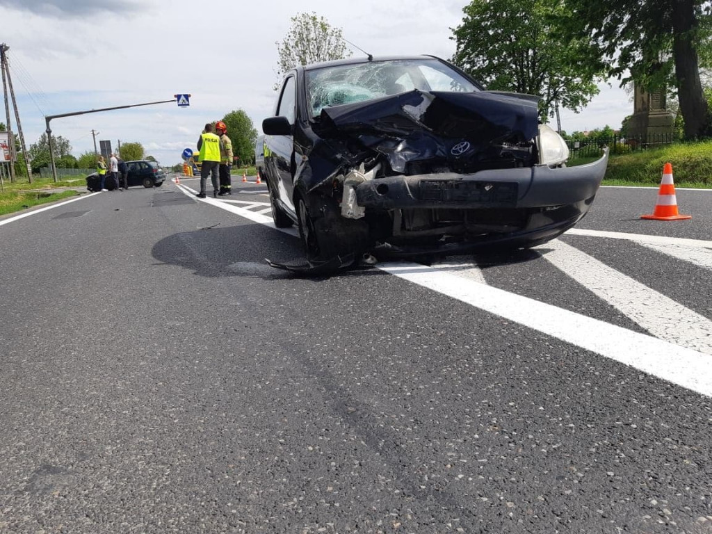 Zderzenie dwóch aut na DK nr 9 we Włostowie. Droga częściowo zablokowana [zdjęcia]