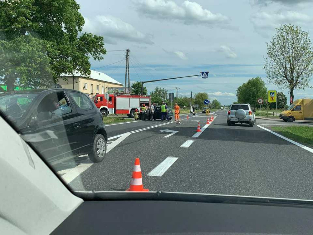 Zderzenie dwóch aut na DK nr 9 we Włostowie. Droga częściowo zablokowana [zdjęcia]