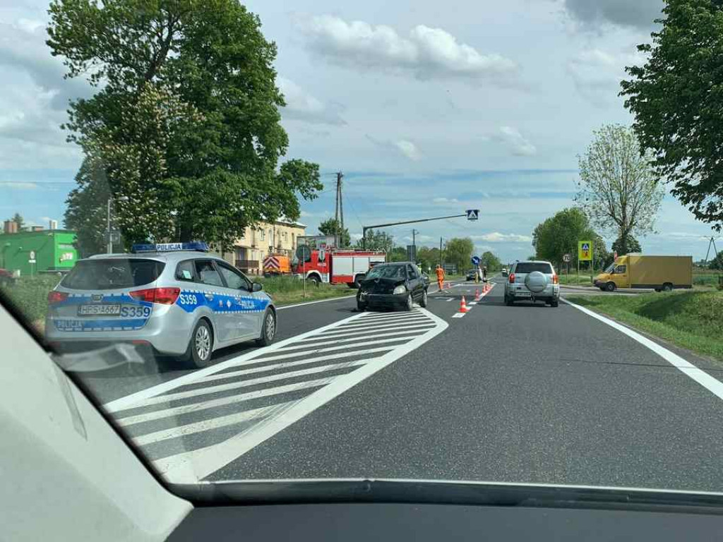 Zderzenie dwóch aut na DK nr 9 we Włostowie. Droga częściowo zablokowana [zdjęcia]