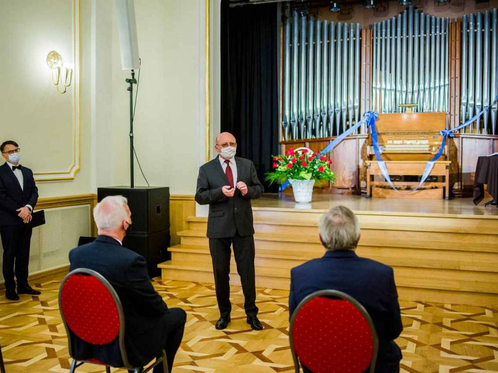 Wicepremier Piotr Gliński odwiedził TDK, by wysłuchać krótkiego recitalu organowego [zdjęcia]