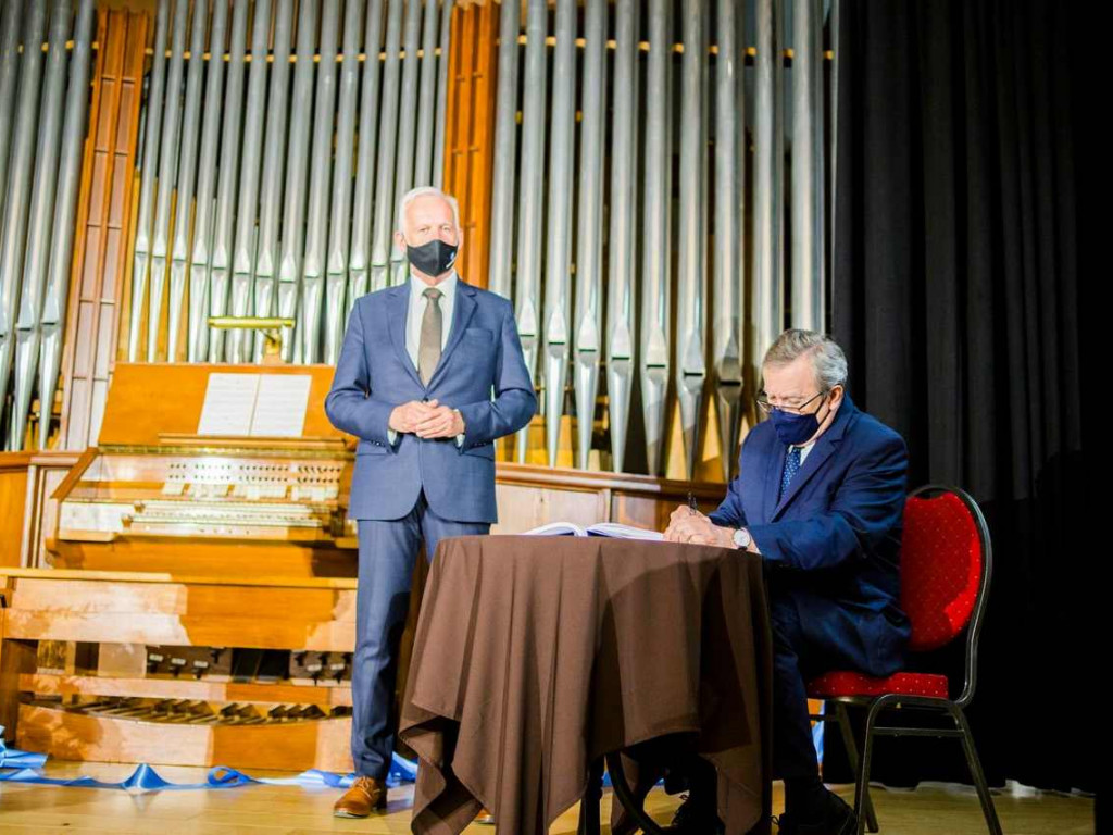 Wicepremier Piotr Gliński odwiedził TDK, by wysłuchać krótkiego recitalu organowego [zdjęcia]