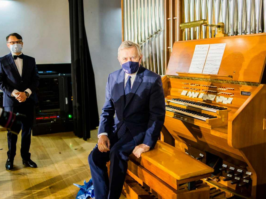 Wicepremier Piotr Gliński odwiedził TDK, by wysłuchać krótkiego recitalu organowego [zdjęcia]