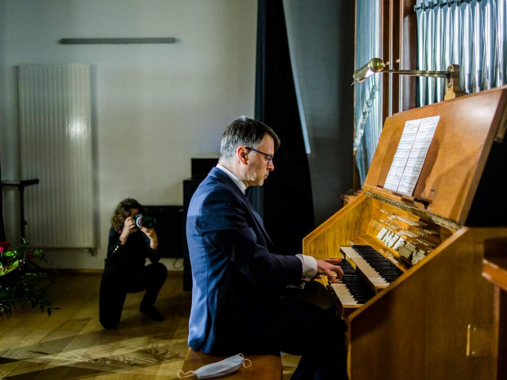 Wicepremier Piotr Gliński odwiedził TDK, by wysłuchać krótkiego recitalu organowego [zdjęcia]