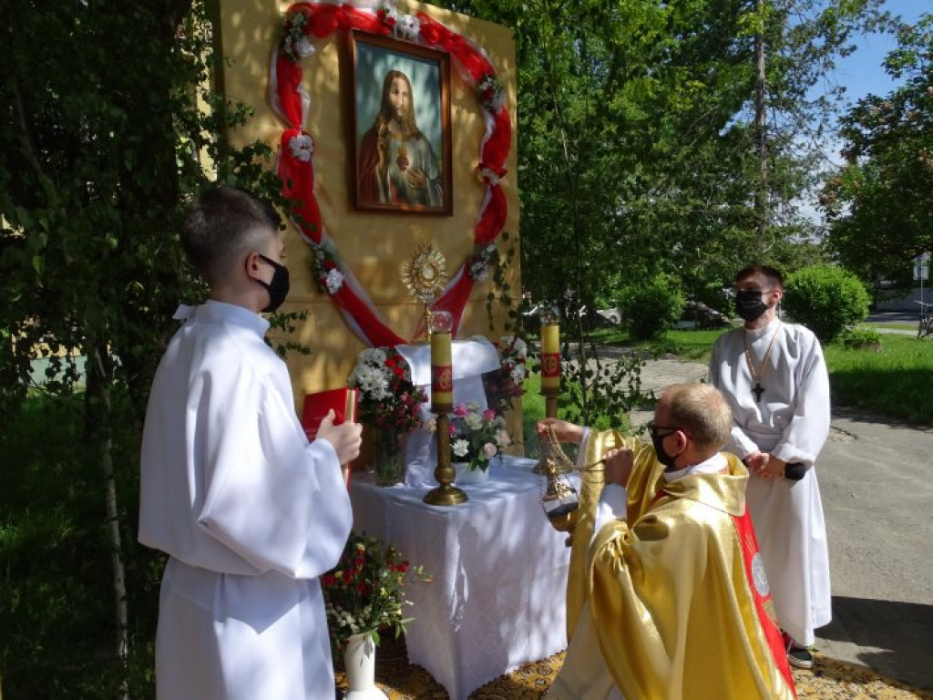 Procesja z okazji Bożego Ciała w parafii pw. Chrystusa Króla w Tarnobrzegu [zdjęcia]