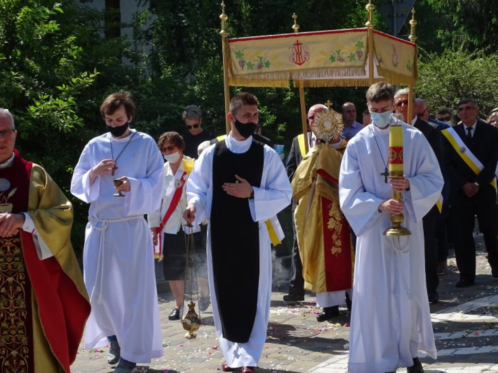 Procesja z okazji Bożego Ciała w parafii pw. Chrystusa Króla w Tarnobrzegu [zdjęcia]