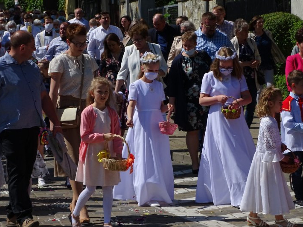Procesja z okazji Bożego Ciała w parafii pw. Chrystusa Króla w Tarnobrzegu [zdjęcia]