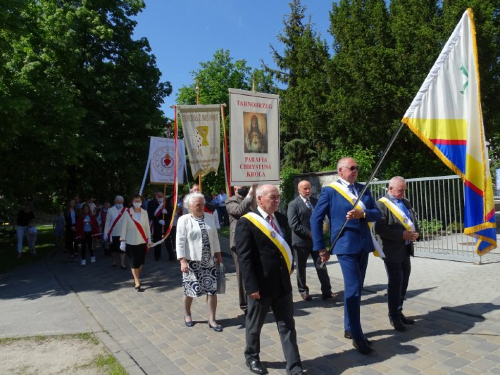 Procesja z okazji Bożego Ciała w parafii pw. Chrystusa Króla w Tarnobrzegu [zdjęcia]