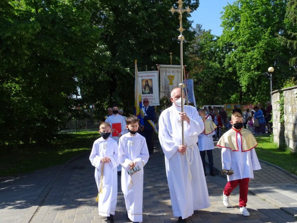 Procesja z okazji Bożego Ciała w parafii pw. Chrystusa Króla w Tarnobrzegu [zdjęcia]