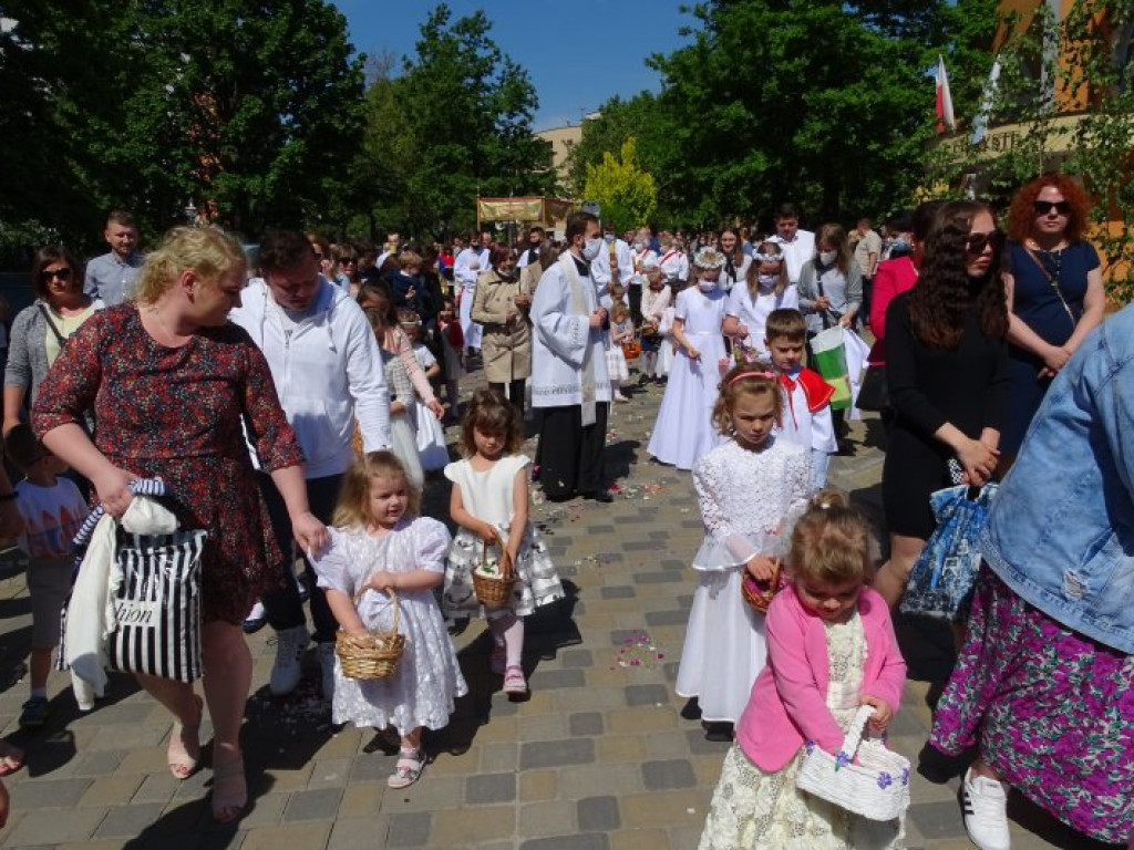 Procesja z okazji Bożego Ciała w parafii pw. Chrystusa Króla w Tarnobrzegu [zdjęcia]