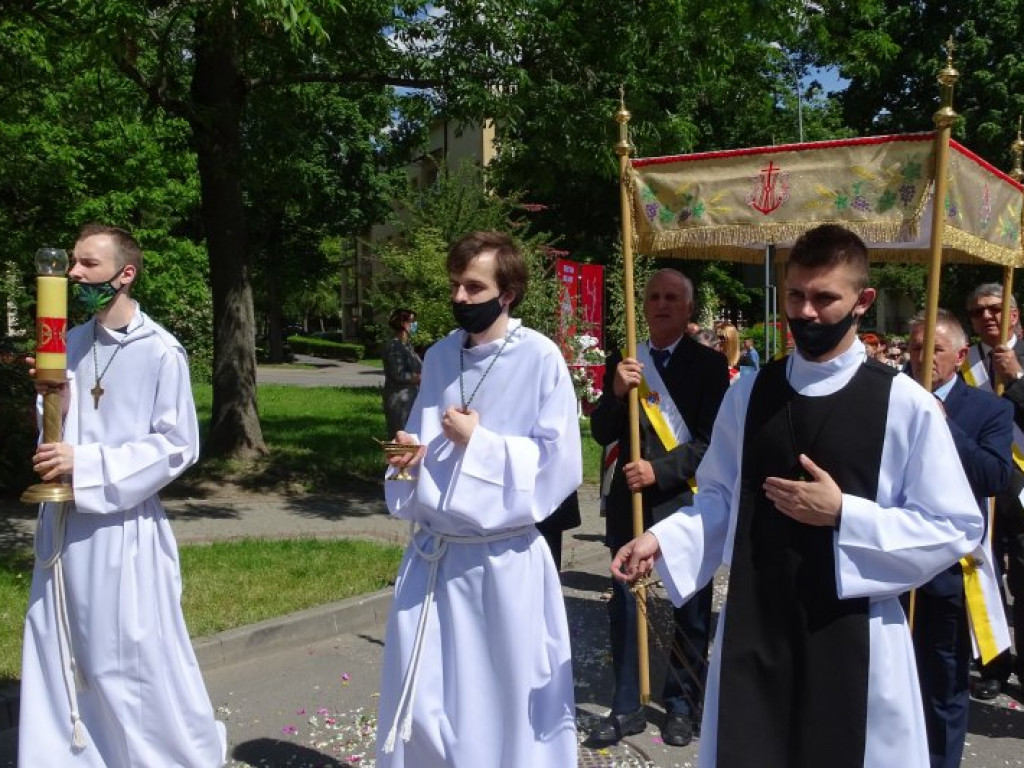 Procesja z okazji Bożego Ciała w parafii pw. Chrystusa Króla w Tarnobrzegu [zdjęcia]