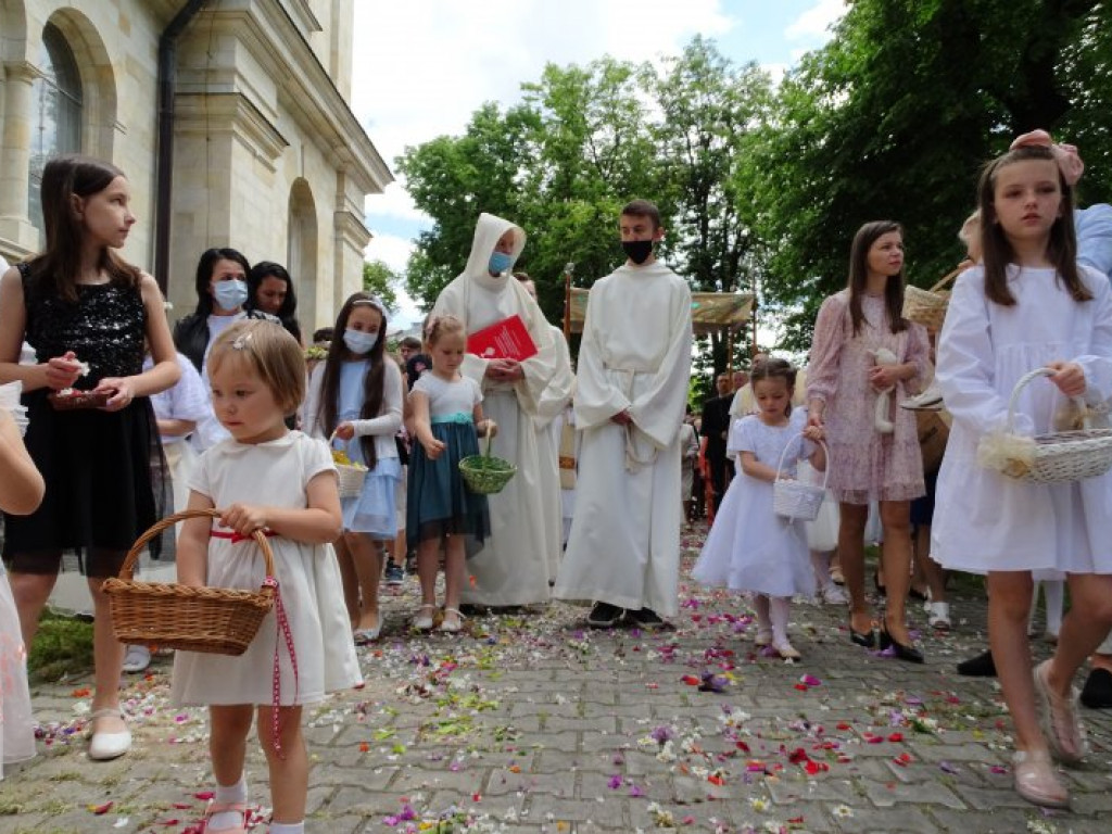 Procesja Bożego Ciała u Dominikanów w Tarnobrzegu [zdjęcia]
