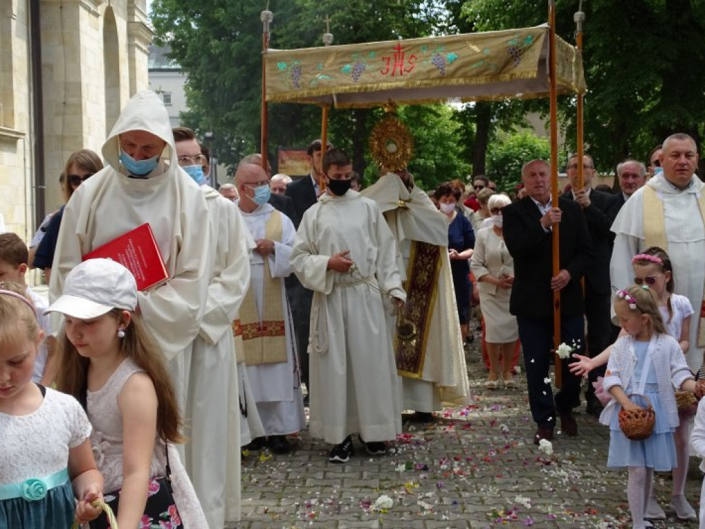 Procesja Bożego Ciała u Dominikanów w Tarnobrzegu [zdjęcia]