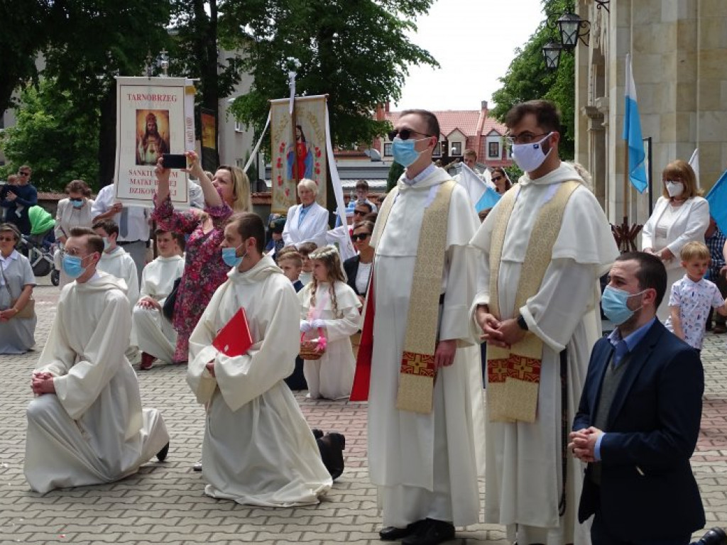 Procesja Bożego Ciała u Dominikanów w Tarnobrzegu [zdjęcia]