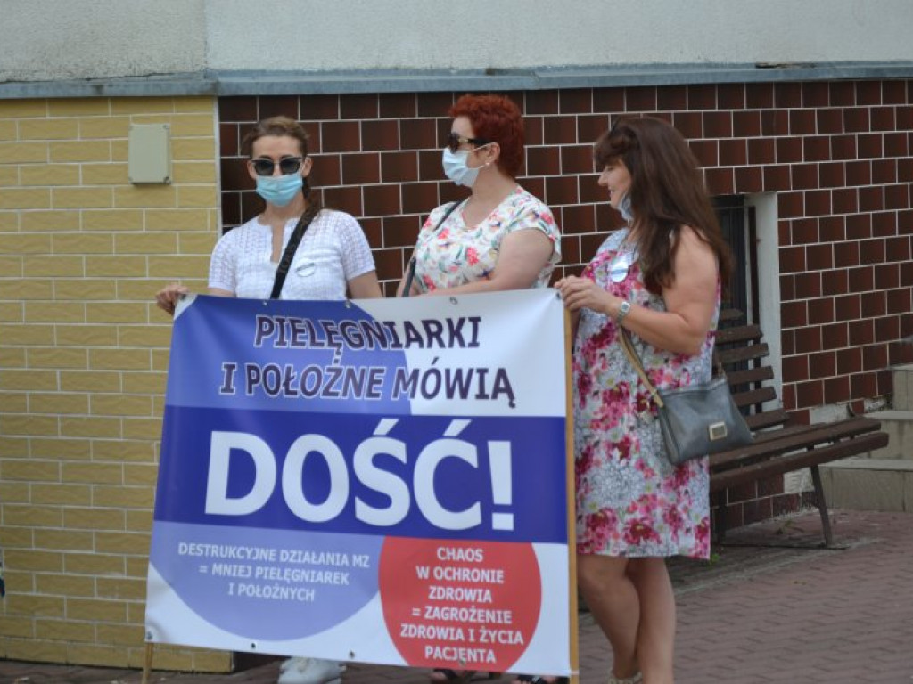 Biały personel ma dość. Pikieta przed tarnobrzeskim szpitalem [zdjęcia]