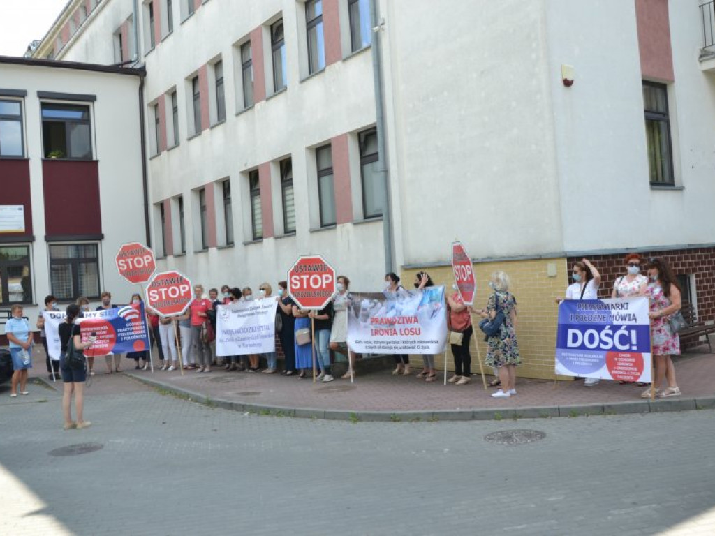Biały personel ma dość. Pikieta przed tarnobrzeskim szpitalem [zdjęcia]