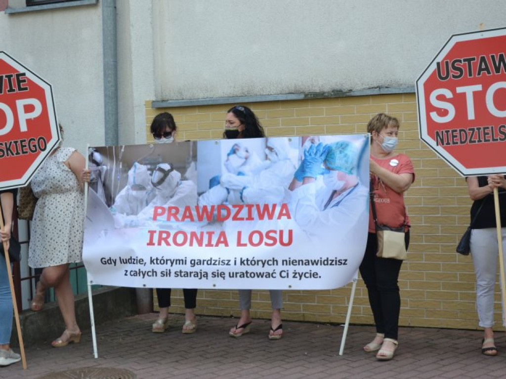 Biały personel ma dość. Pikieta przed tarnobrzeskim szpitalem [zdjęcia]
