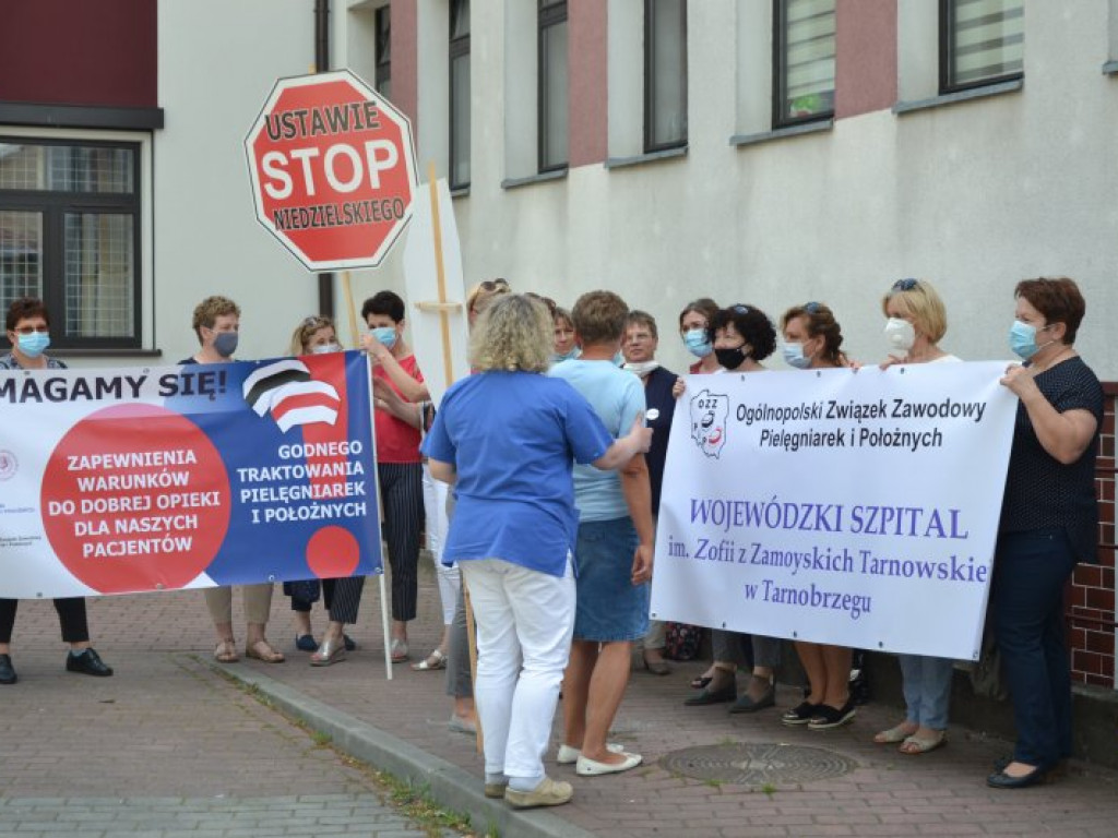 Biały personel ma dość. Pikieta przed tarnobrzeskim szpitalem [zdjęcia]