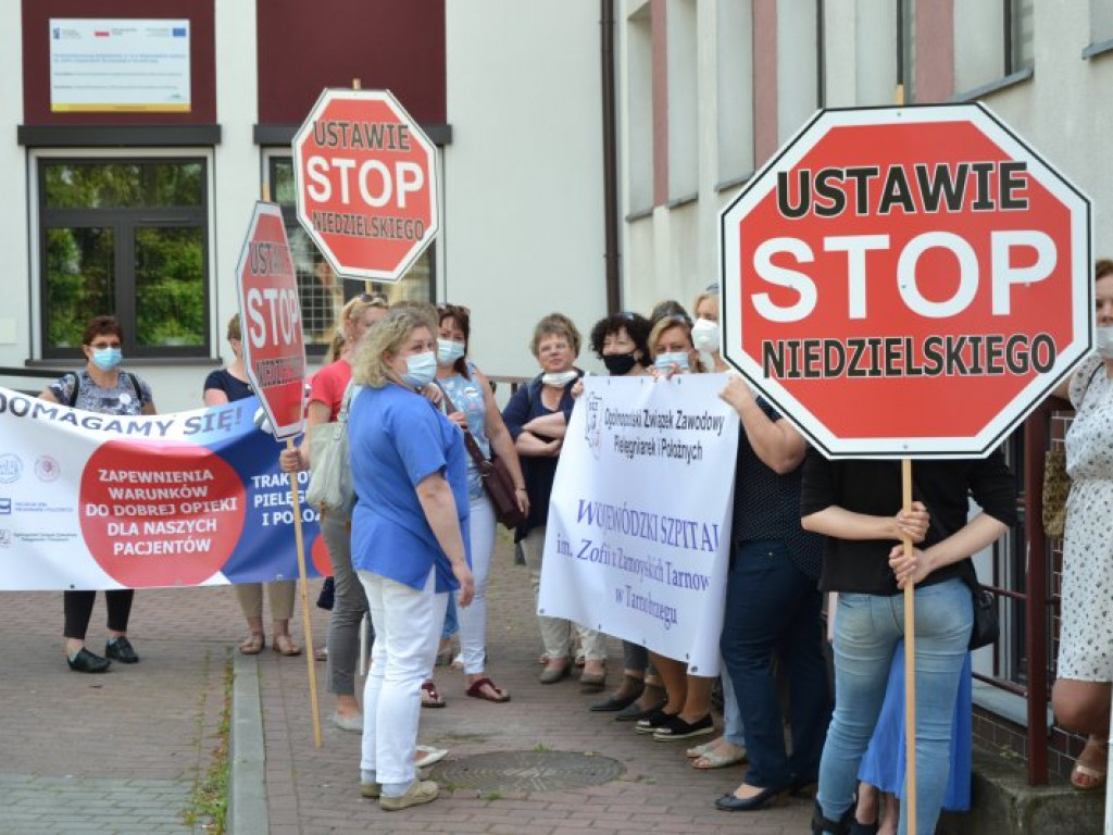 Biały personel ma dość. Pikieta przed tarnobrzeskim szpitalem [zdjęcia]
