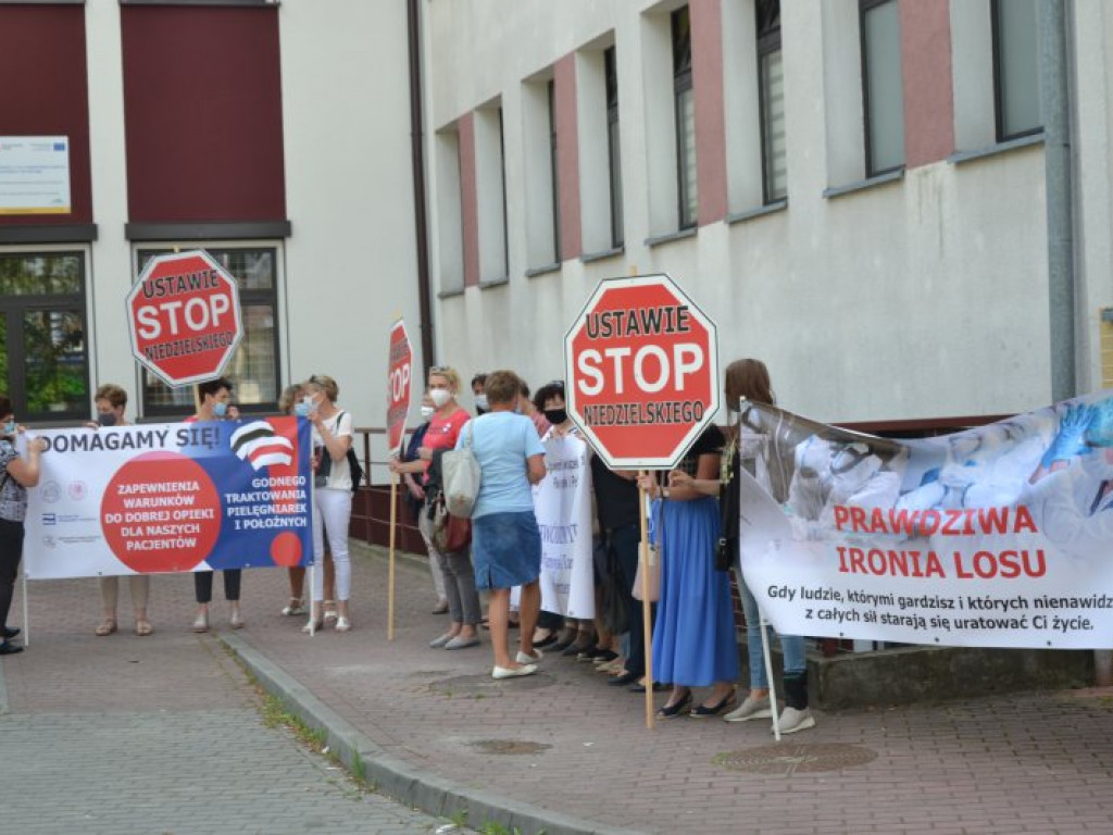 Biały personel ma dość. Pikieta przed tarnobrzeskim szpitalem [zdjęcia]