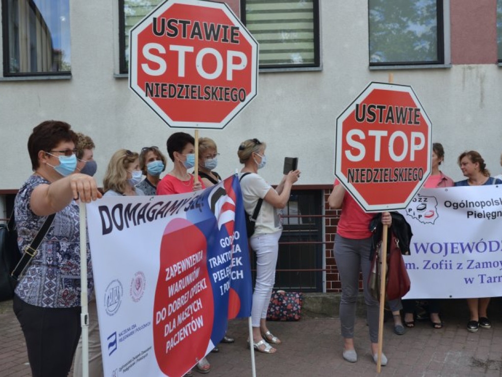 Biały personel ma dość. Pikieta przed tarnobrzeskim szpitalem [zdjęcia]