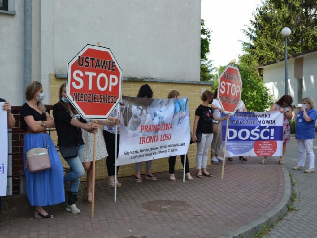 Biały personel ma dość. Pikieta przed tarnobrzeskim szpitalem [zdjęcia]
