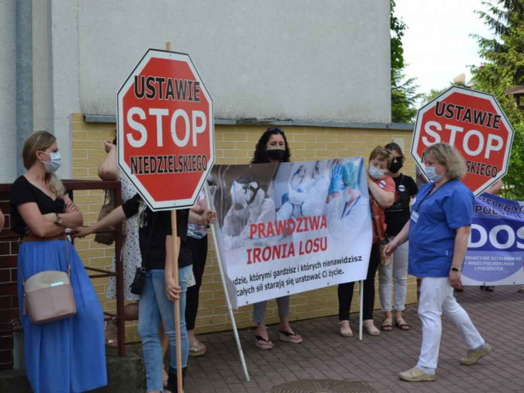 Biały personel ma dość. Pikieta przed tarnobrzeskim szpitalem [zdjęcia]